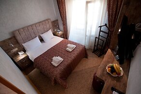 Grand Ambiance Hotel