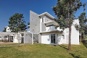 Royal County Villa by Stayjade