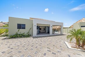 Villa Paradise with pool at mambo beach