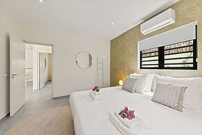 Villa Paradise with pool at mambo beach