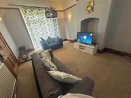 Spacious House- Parking, Garden & Central Location