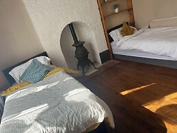 Spacious House- Parking, Garden & Central Location
