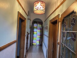 Spacious House- Parking, Garden & Central Location