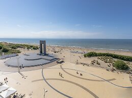 Apartment With Panoramic sea View in De Panne