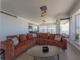Apartment With Panoramic sea View in De Panne