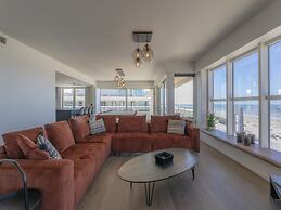 Apartment With Panoramic sea View in De Panne