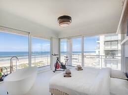 Apartment With Panoramic sea View in De Panne
