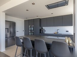 Apartment With Panoramic sea View in De Panne