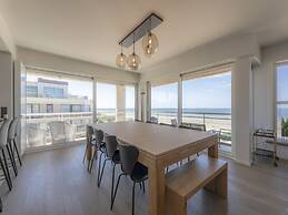 Apartment With Panoramic sea View in De Panne