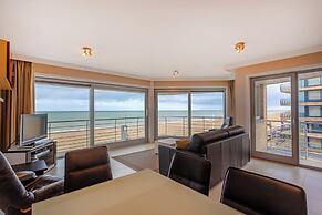 Modern, Luxurious Corner Flat on the Seafront