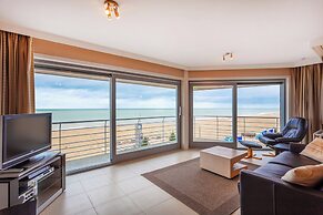 Modern, Luxurious Corner Flat on the Seafront