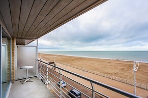 Modern, Luxurious Corner Flat on the Seafront
