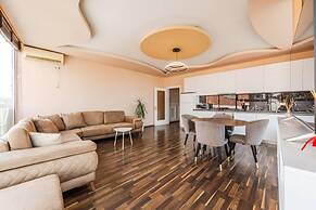 Spacious City-view Apartment Overlooking Shkod r
