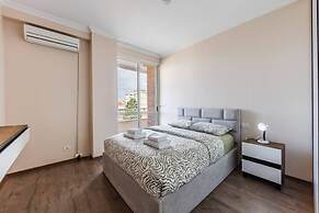 Spacious City-view Apartment Overlooking Shkod r