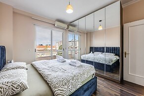Spacious City-view Apartment Overlooking Shkod r