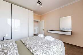 Spacious City-view Apartment Overlooking Shkod r