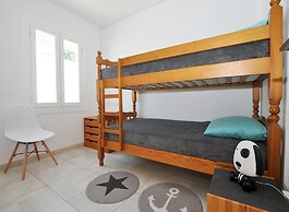 Beachfront Apartment for 6 Persons in Roses