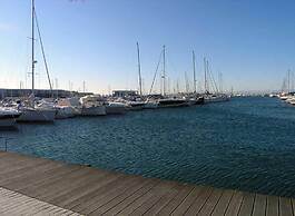 Beachfront Apartment for 6 Persons in Roses