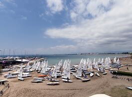 Beachfront Apartment for 6 Persons in Roses
