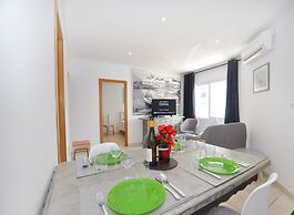 Beachfront Apartment for 6 Persons in Roses