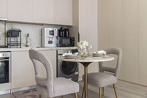 SIMPLY COMFORT  Bright Apartments Steps from Marina Walk