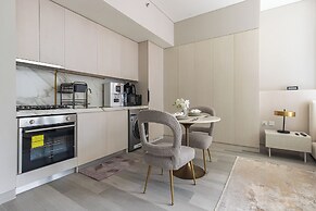 SIMPLY COMFORT  Bright Apartments Steps from Marina Walk