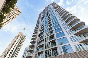 SIMPLY COMFORT  Bright Apartments Steps from Marina Walk