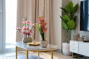 SIMPLY COMFORT  Bright Apartments Steps from Marina Walk