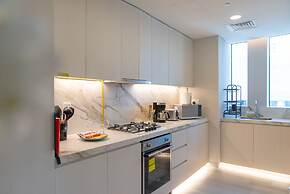 SIMPLY COMFORT  Bright Apartments Steps from Marina Walk