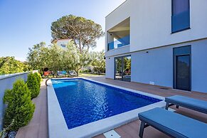 Villa With Pool, Game Room, Garden