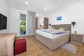 Villa With Pool, Game Room, Garden