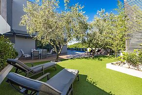 Villa With Pool, Game Room, Garden