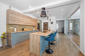 Villa With Pool, Game Room, Garden