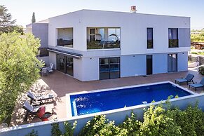 Villa With Pool, Game Room, Garden