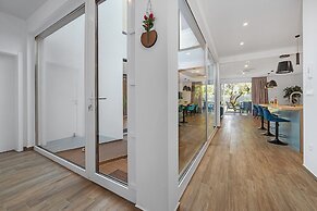 Villa With Pool, Game Room, Garden