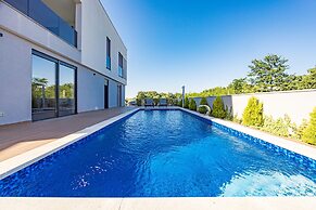 Villa With Pool, Game Room, Garden