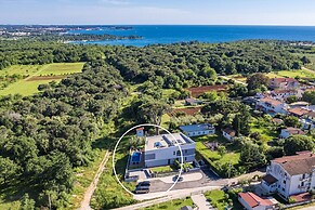 Villa With Pool, Game Room, Garden