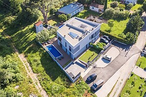 Villa With Pool, Game Room, Garden
