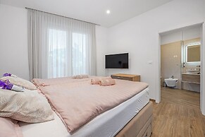 Villa With Pool, Game Room, Garden