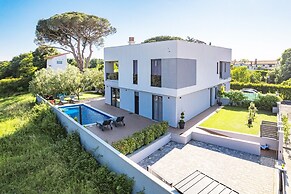 Villa With Pool, Game Room, Garden