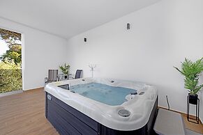 Villa With Pool, Game Room, Garden
