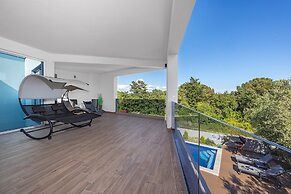 Villa With Pool, Game Room, Garden