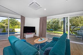 Villa With Pool, Game Room, Garden