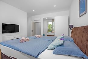 Villa With Pool, Game Room, Garden