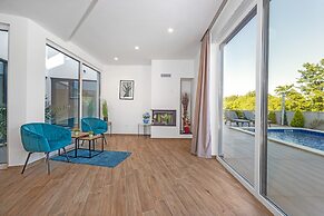 Villa With Pool, Game Room, Garden