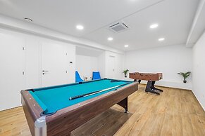 Villa With Pool, Game Room, Garden