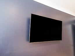 The Salisbury Apartment 401