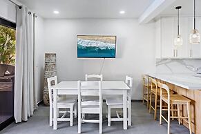 Modern Split-Level 2-Bedroom Condo with Pools, Terrace & Easy Beach Ac