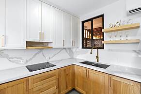 Modern Split-Level 2-Bedroom Condo with Pools, Terrace & Easy Beach Ac