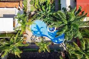 Modern Split-Level 2-Bedroom Condo with Pools, Terrace & Easy Beach Ac